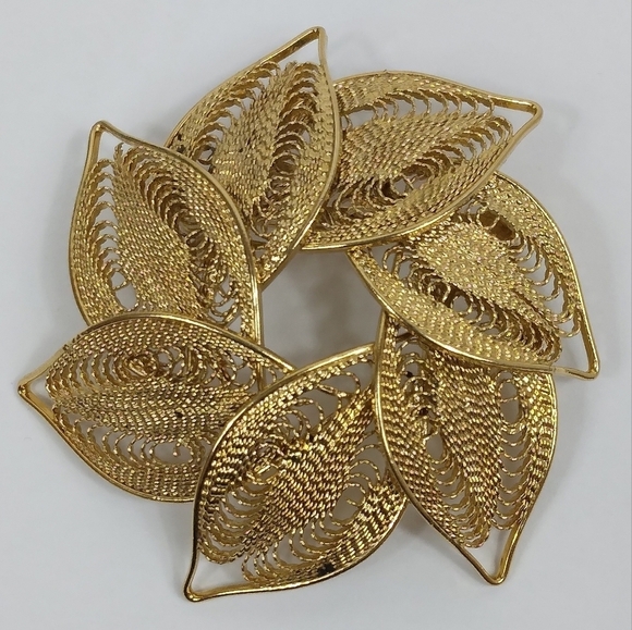Jewelry - Vintage Filigree Brooch Gold Tone Leaves Circle Brushed Mid Century Flower